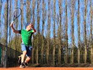 Alexander tennist op een tennisbaan dankzij het Jeugdfonds Sport & Cultuur Amsterdam