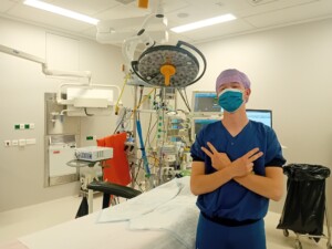 Alexander poseert in de operatiekamer.