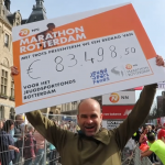 Ambassadeur Erben Wennemars neemt de cheque van de NN Marathon Rotterdam in ontvangst
