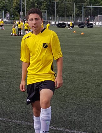 Mohamad (13) neemt deel aan NAC Breda Soccer Camps - Vriendenfonds Hartenwens