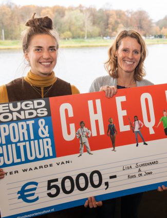 Toproeiers Lisa en Roos in actie voor kinderen