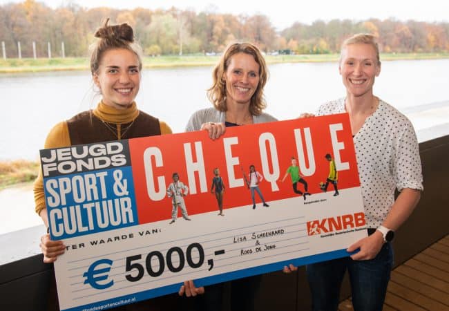 Toproeiers Lisa en Roos in actie voor kinderen
