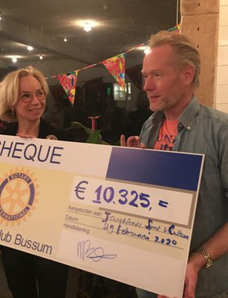 uitreiking cheque Rotary Bussum