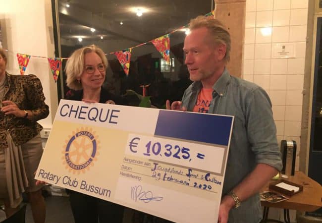 uitreiking cheque Rotary Bussum