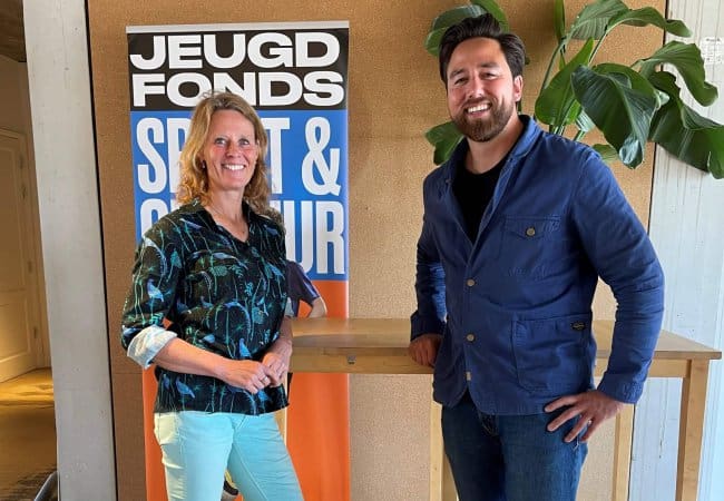 Blis nieuwe partner Jeugdfonds Sport & Cultuur. Op de foto Monique Maks en Lucas Noordhoorn.