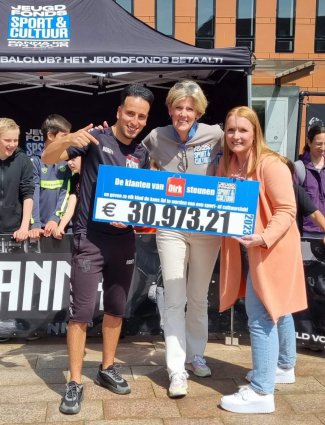 Dirk schenkt ruim €30.000 met statiegeldactie
