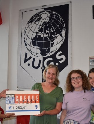cheque uitreiking v.u.g.s Jeugdfonds