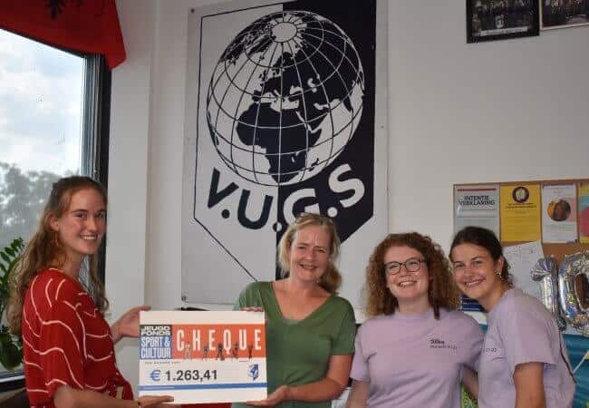 cheque uitreiking v.u.g.s Jeugdfonds