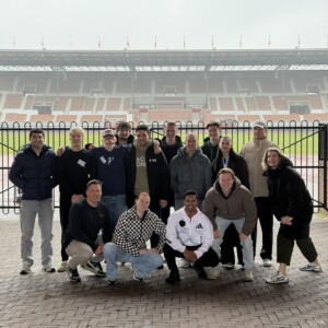 Studenten van de HvA minor Bewegen in en om School poseren voor het Olympisch Stadion in Amsterdam