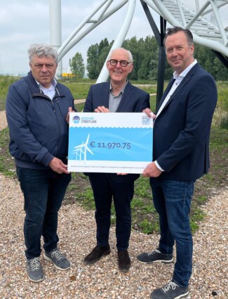 Cheque-overhandiging Windpark-Streepland-en-Jeugdfonds-Sport-Cultuur-Brabant.