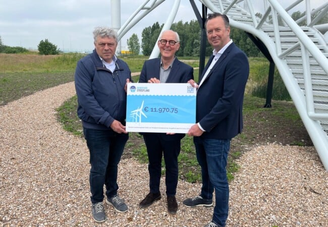 Cheque-overhandiging Windpark-Streepland-en-Jeugdfonds-Sport-Cultuur-Brabant.