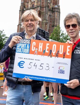 Op de foto v.l.n.r. Wytze Visser (Jeugdfonds Sport & Cultuur Fryslân) en Kees van Anken (Stichting Gezonde Stad Leeuwarden) Foto: ThomasVaer / Loop Leeuwarden