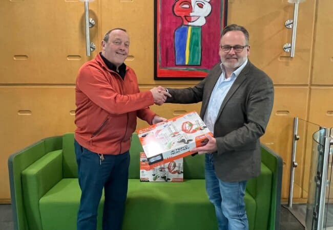 knikkerbanen voor kinderen in opvanglocatie Hengelo